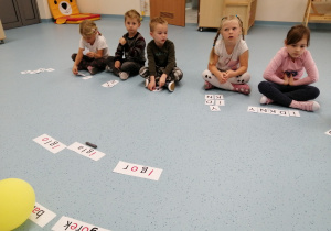 dzieic układają wyraz